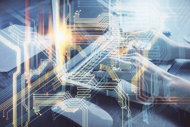 Bilgisayar ve dünya haritası çizimleri üzerinde çalışan kadın elleri çift pozlama. Uluslararası teknoloji sektörü konsepti.