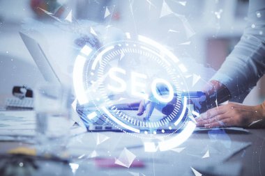 Bilgisayar ve seo hologram çizimleri üzerinde çalışan kadın elleri çift pozlama. internet arama kavramı.