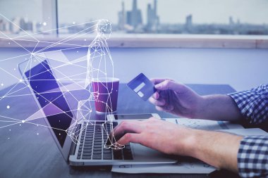 Elinde kredi kartı ve yaratıcı çizim olan bir adamın ellerine iki kez maruz kalmış. Başlangıç ve E-ticaret çevrimiçi ücret kavramı.