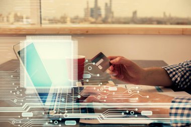 Elinde kredi kartı ve veri teması çizimi olan bir adamın ellerine iki kez maruz kalmış. E-ticaret ve teknoloji kavramı.