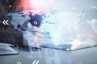 Elinde kredi kartı ve dünya haritası çizimi olan bir kadının online alışverişine iki kez maruz kalışı. Uluslararası E-ticaret kavramı.