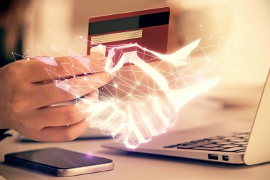 İnternetten alışveriş yapan kadının elinde kredi kartı ve el sıkışma çizimi var. e-ticaret konsepti.