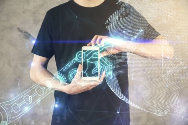 Dijital bir cihaz ve teknoloji temalı hologram çizimi kullanarak insanın elini tutarken çift pozlama. Teknoloji konsepti.