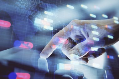 Dijital bir cihaz ve veri temalı çizim kullanan bir adamın el ele tutuşması. Yenilik kavramı.