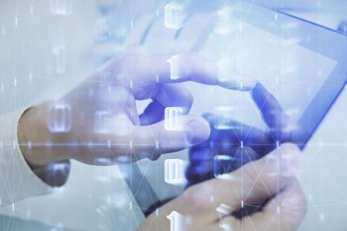 Dijital bir cihaz ve veri temalı çizim kullanan bir adamın el ele tutuşması. Yenilik kavramı.