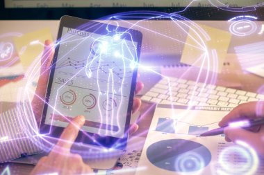 Bir adamın elini tutarken ve telefon ve eğitim teması kullanırken çift pozlama.