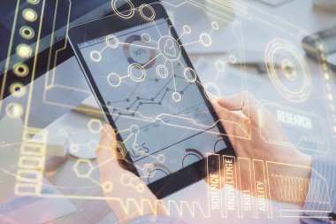 Dijital bir cihaz ve veri temalı çizim kullanan bir adamın el ele tutuşması. Yenilik kavramı.