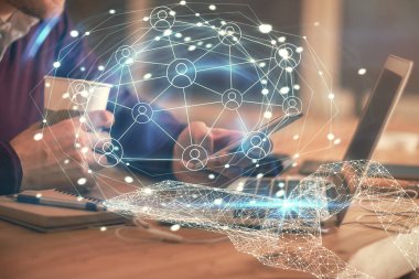 Bir adamın elini tutarken ve telefon ve sosyal ağ teması kullanırken çift pozlama.