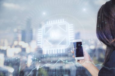 Teknolojiye çifte maruz kalma, hologram ve cep telefonu kullanan bir kadın..