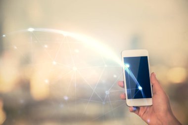 Sosyal ağda çifte pozlama hologram ve cep telefonu kullanan bir kadın..