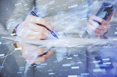 Teknolojiye çifte maruz kalma, hologram ve cep telefonu kullanan bir kadın..