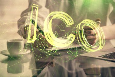 Hologram ve cep telefonu kullanan bir kadın tarafından iki kez görüntülenir..