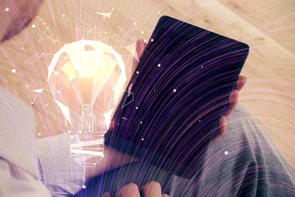 Podwójna Ekspozycja Rąk Człowieka Trzymających Wykorzystujących Cyfrowe Urządzenie Hologram Żarówki — Zdjęcie stockowe