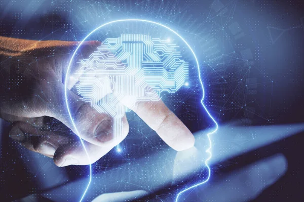 Bir Adamın Elini Tutarken Dijital Bir Cihaz Beyin Hologramı Çizerken — Stok fotoğraf