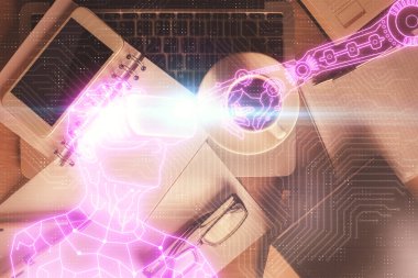 AR gözlüklü adamı telefonla çizerken çift pozlama. Üst Manzara. VR kavramı.