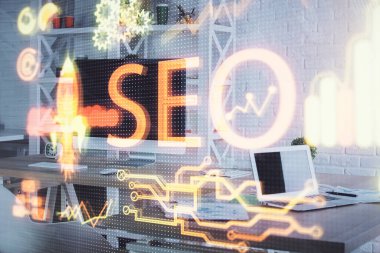 SEO çizimine ve ofis içi arka planına iki kez maruz kalmış. Arama optimizasyon motoru kavramı.