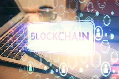 Masa arkasında kahve ve eşyalar olan kripto teknolojisi çizimi ve masaüstüne çifte maruz kalma. Engelleme zinciri kavramı