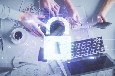 Kadın ve erkeğin birlikte çalışıp hologram çizimlerini kilitlerken çift pozlama. Güvenlik kavramı. Bilgisayar arkaplanı. Üst Görünüm.