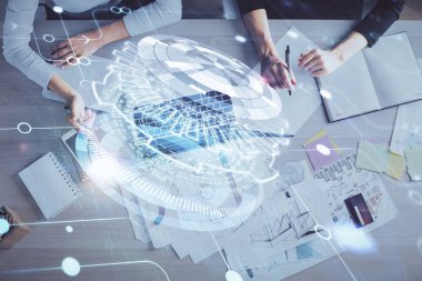 Bilgisayar ve veri temalı hologram çizimlerinde çalışan kadın elleri çift pozlama. Üst Manzara. Teknoloji konsepti.