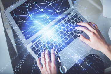 Bilgisayar ve veri temalı hologram çizimlerinde çalışan kadın elleri çift pozlama. Üst Manzara. Teknoloji konsepti.