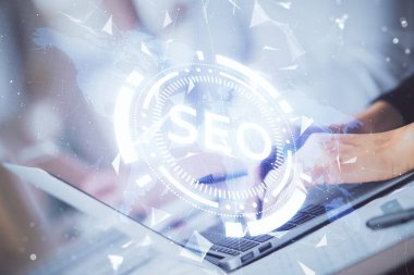 Bilgisayar ve seo hologram çizimleri üzerinde çalışan kadın elleri çift pozlama. internet arama kavramı.
