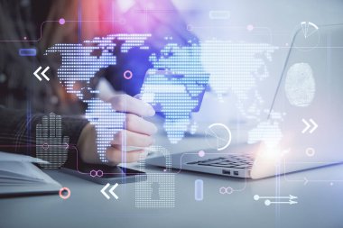 Elinde kredi kartı ve dünya haritası çizimi olan bir kadının online alışverişine iki kez maruz kalışı. Uluslararası E-ticaret kavramı.