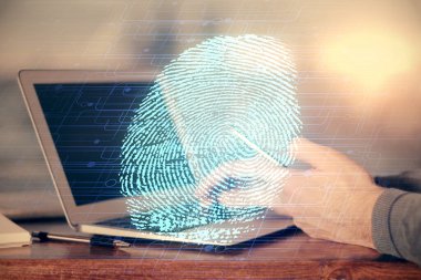 Dijital bir cihaz ve parmak izi hologramı kullanarak insanın elini tutarken çift pozlama. Güvenlik kavramı.