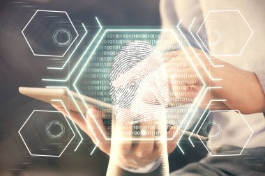 Dijital bir cihaz ve parmak izi hologramı kullanarak insanın elini tutarken çift pozlama. Güvenlik kavramı.