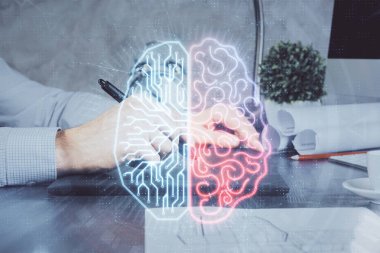 Bir adamın elini tutarken ve dijital bir cihaz ve beyin hologramı çizerken çift pozlama. Veri kavramı.