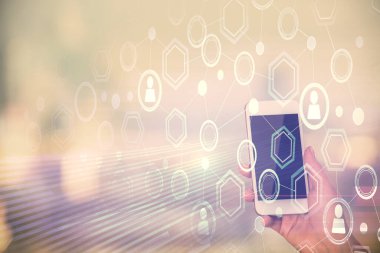 Sosyal ağda çifte pozlama hologram ve cep telefonu kullanan bir kadın..