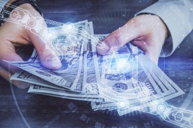 Teknolojiye çoklu maruz kalma hologram, dolar banknotları ve insan eli. Veri kavramı