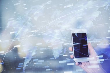 Teknolojiye çifte maruz kalma, hologram ve cep telefonu kullanan bir kadın..