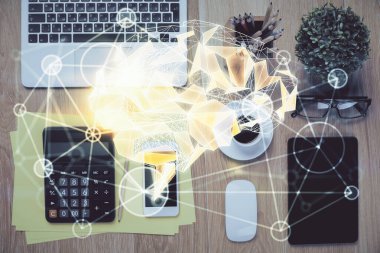 Çalışma masası üzerinde beyin çizimlerinin çoklu maruziyeti. Üst Manzara. Küresel veri analiz kavramı.