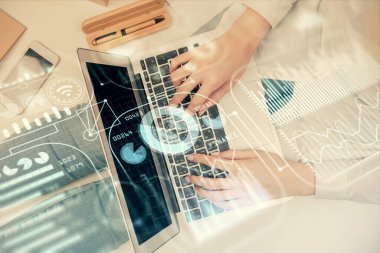 Bilgisayar ve teknoloji temalı hologram çizimlerinde çalışan kadın elleri çift pozlama. Üst Manzara. Teknoloji konsepti.