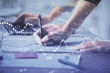 Bilgisayar ve veri temalı hologram çizimlerinde çalışan kadın elleri çift pozlama. Teknoloji kavramı.