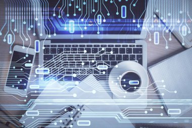 Bilgisayarla üst görünüm çalışma masası arka planında veri temasının çoklu pozlanması hologramı çiziyor. Teknoloji kavramı.