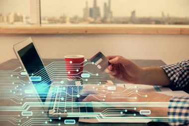 Elinde kredi kartı ve veri teması çizimi olan bir adamın ellerine iki kez maruz kalmış. E-ticaret ve teknoloji kavramı.