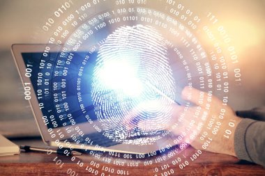 Dijital bir cihaz ve parmak izi hologramı kullanarak insanın elini tutarken çift pozlama. Güvenlik kavramı.