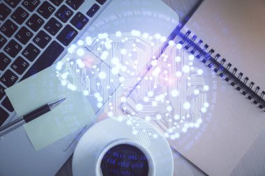 Üst görünüm çalışma masası arka planında bilgisayarla hologram çizerken çifte maruz kalma. Büyük veri kavramı.