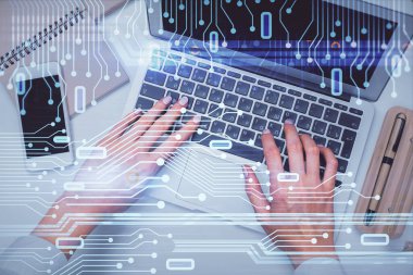 Bilgisayar ve veri temalı hologram çizimlerinde çalışan kadın elleri çift pozlama. Üst Manzara. Teknoloji konsepti.