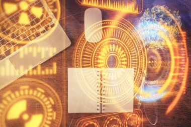 Teknoloji hologramı masaüstü arka planında bilgisayarın üzerine çiziyor. Üst Manzara. Çifte maruziyet. Teknoloji kavramı.