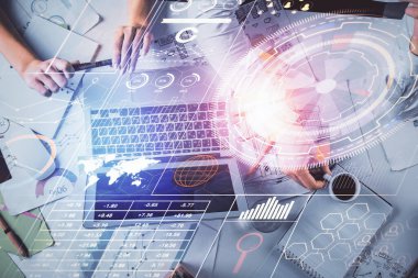 Kadın ve erkeğin birlikte çalışması ve teknoloji temasının hologramı çekmesi. Büyük veri konsepti. Bilgisayar arkaplanı.