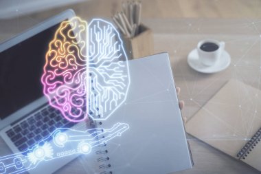 Bilgisayar ve insan beyin hologramı çizimleri üzerinde çalışan kadın ellerine çok maruz kaldı. Ai teknoloji konsepti.