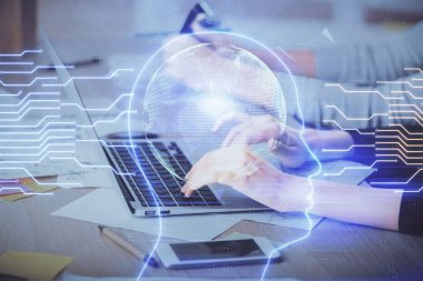 Bilgisayar ve beyin hologramı çizimleri üzerinde çalışan çok sayıda kadın eli var. Ai kavramı.