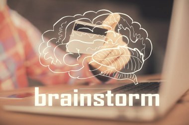 Elinde kredi kartı ve yaratıcı çizim olan bir adamın ellerine iki kez maruz kalmış. Başlangıç ve E-ticaret çevrimiçi ücret kavramı.