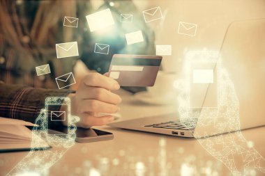 İnternetten alışveriş yapan kadının elinde kredi kartı ve zarf çizimi var. e-ticaret konsepti.