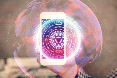 Dijital bir cihaz ve teknoloji temalı hologram çizimi kullanarak insanın elini tutarken çift pozlama. Teknoloji konsepti.