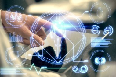 Bir adamın elini tutarken ve telefon ve eğitim teması kullanırken çift pozlama.