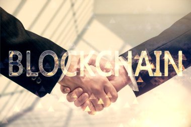 Zincirleme holograma çifte maruz kalma ve iki adamın el sıkışması. Kripto iş konsepti.