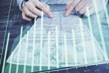 Forx grafiği, hologram, Amerikan dolarları ve insan eli çizimleri. Teknik Analiz kavramı.